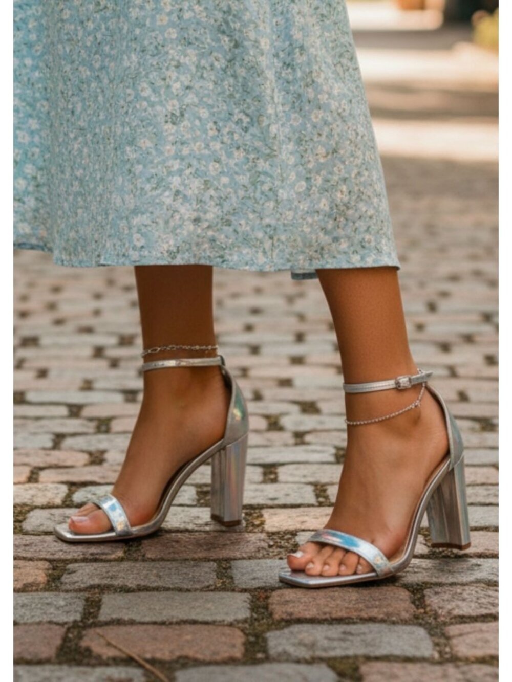 Holographic Silver Block Heel Sandals With Adjustable Ankle Strap And Open Toe D